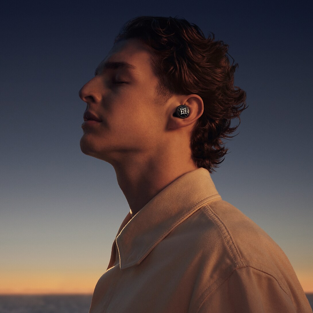 Louis Vuitton Horizon Light Up Earphones Black Luxury Black LOUIS